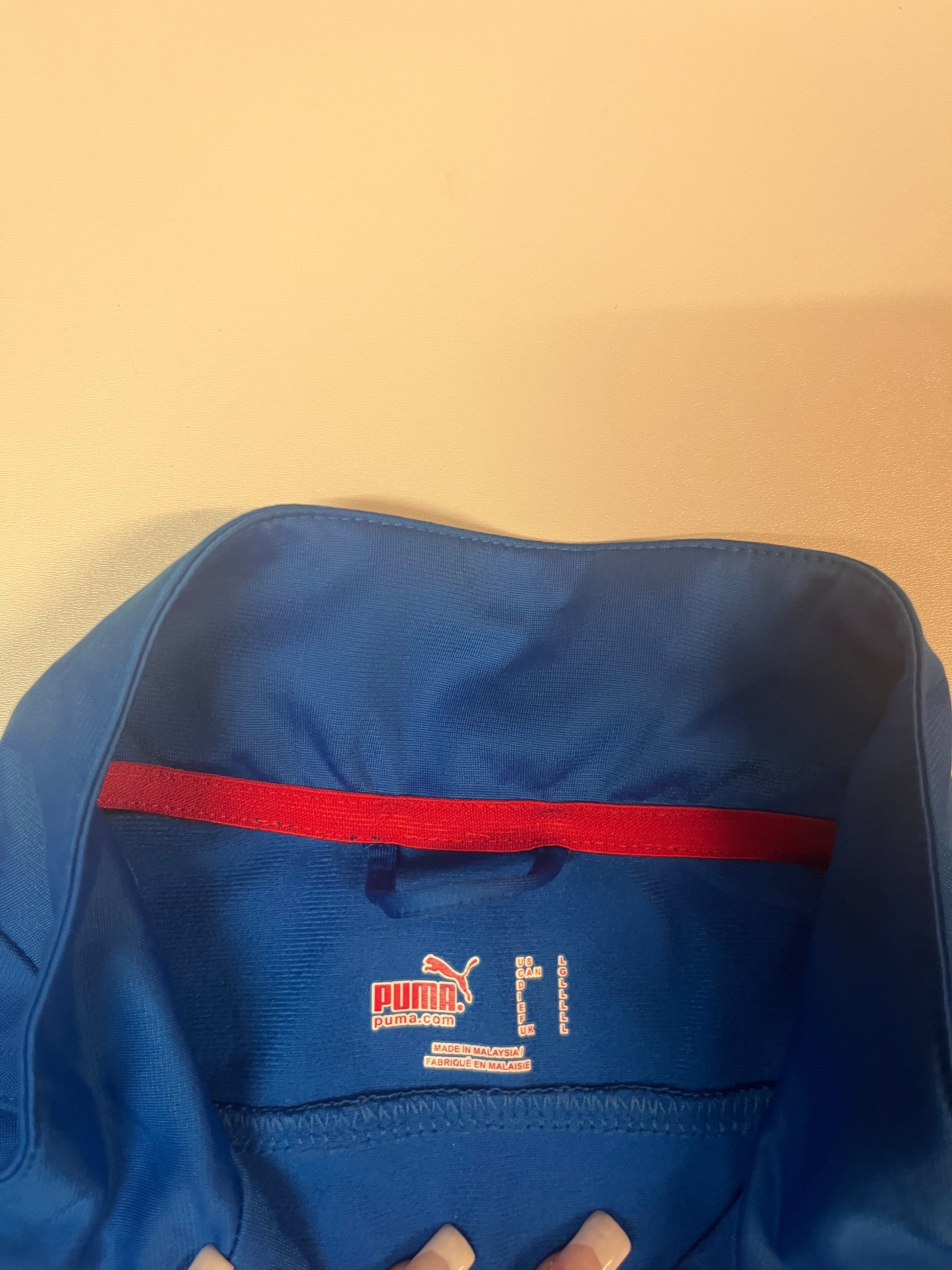 Entdecke unsere Vintage Track Pants von Nike und anderen Marken, erhältlich bei Valuxery.de - Dein Shop für trendige Vintage - Kleidung. Unsere Track Pants sind aus hochwertigen Materialien und