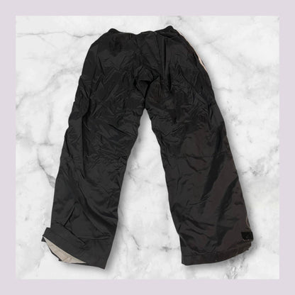 Entdecke unsere Vintage Track Pants von Nike und anderen Marken, erhältlich bei Valuxery.de - Dein Shop für trendige Vintage - Kleidung. Unsere Track Pants sind aus hochwertigen Materialien und