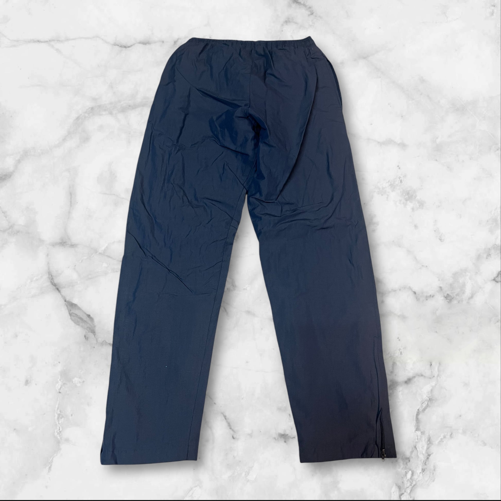 Entdecke unsere Vintage Track Pants von Nike und anderen Marken, erhältlich bei Valuxery.de - Dein Shop für trendige Vintage - Kleidung. Unsere Track Pants sind aus hochwertigen Materialien und