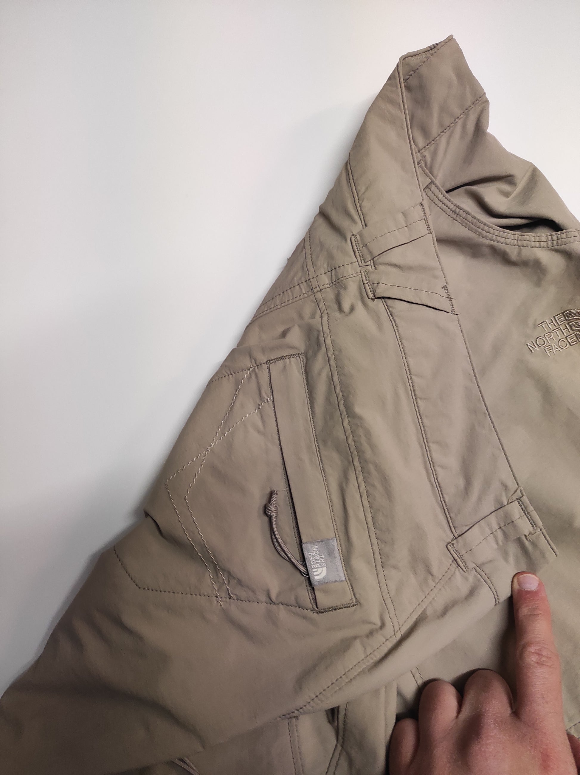 Entdecke unsere Vintage Track Pants von Nike und anderen Marken, erhältlich bei Valuxery.de - Dein Shop für trendige Vintage - Kleidung. Unsere Track Pants sind aus hochwertigen Materialien und