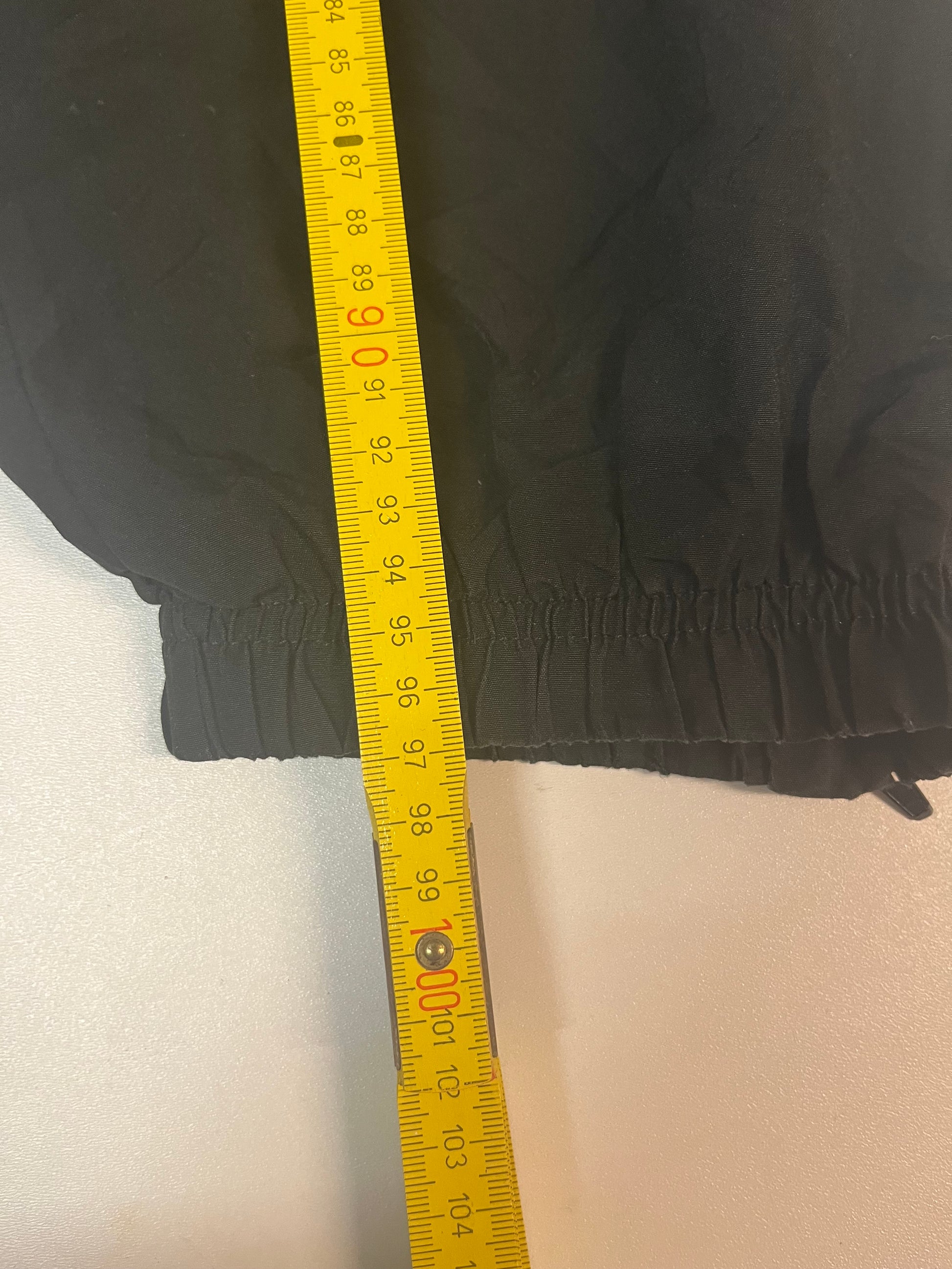 Entdecke unsere Vintage Track Pants von Nike und anderen Marken, erhältlich bei Valuxery.de - Dein Shop für trendige Vintage - Kleidung. Unsere Track Pants sind aus hochwertigen Materialien und