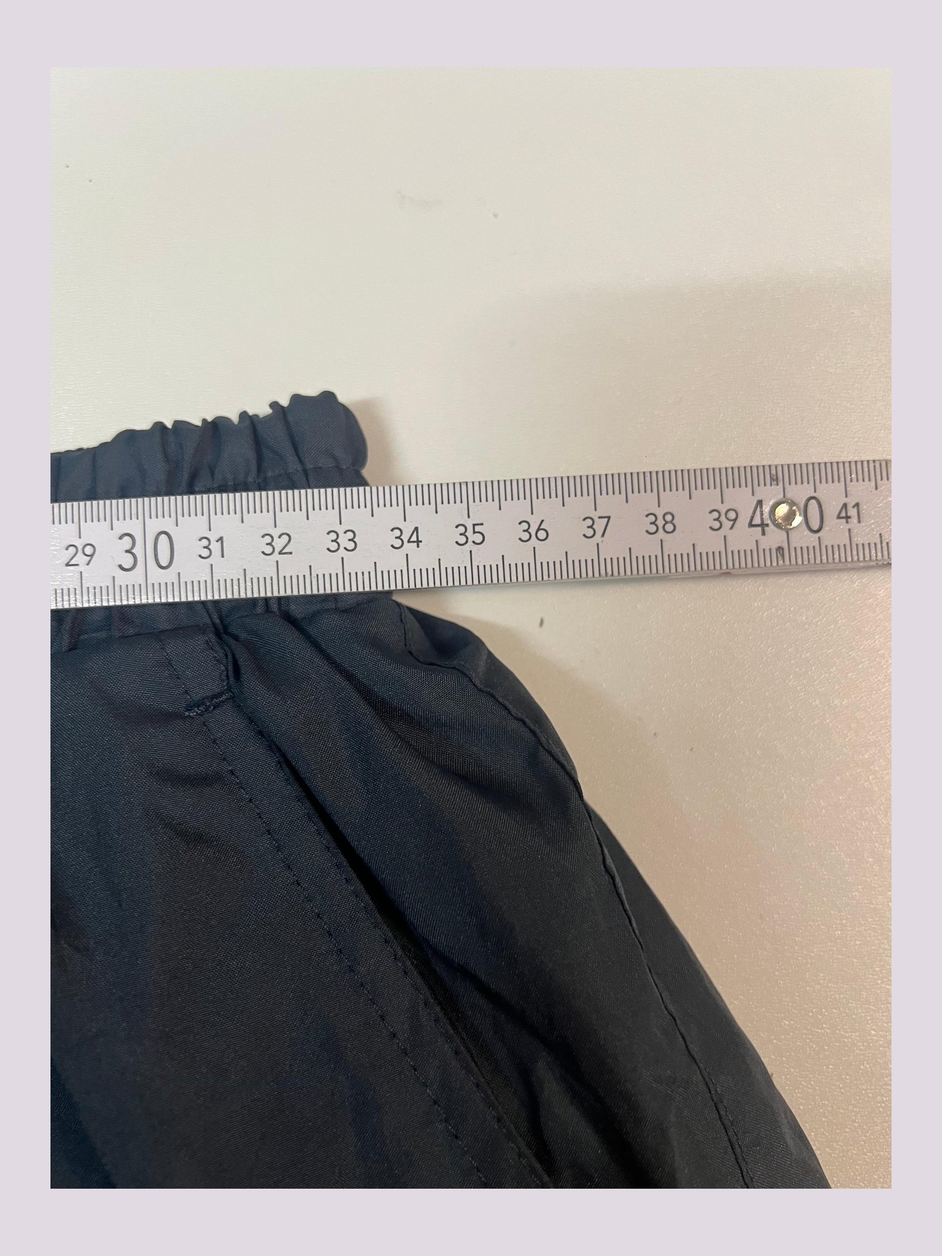 Entdecke unsere Vintage Track Pants von Nike und anderen Marken, erhältlich bei Valuxery.de - Dein Shop für trendige Vintage - Kleidung. Unsere Track Pants sind aus hochwertigen Materialien und