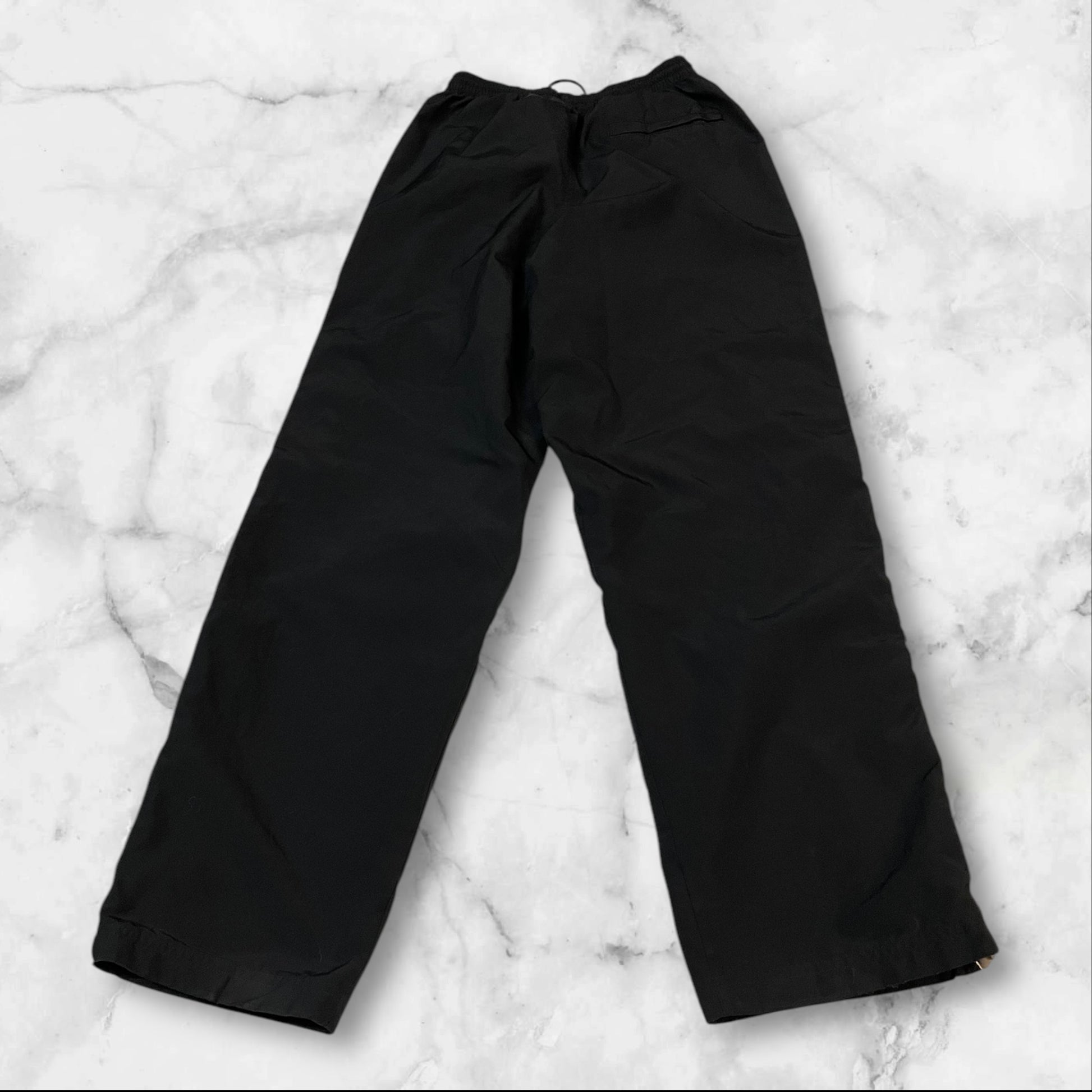 Entdecke unsere Vintage Track Pants von Nike und anderen Marken, erhältlich bei Valuxery.de - Dein Shop für trendige Vintage - Kleidung. Unsere Track Pants sind aus hochwertigen Materialien und