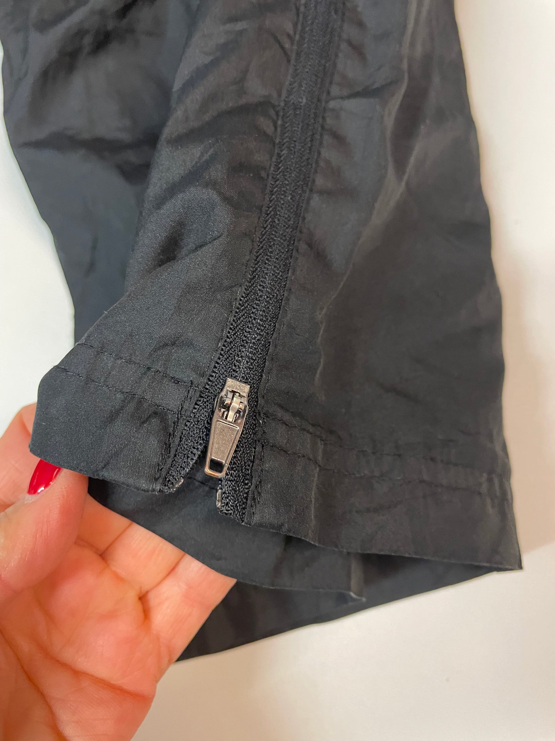 Entdecke unsere Vintage Track Pants von Nike und anderen Marken, erhältlich bei Valuxery.de - Dein Shop für trendige Vintage - Kleidung. Unsere Track Pants sind aus hochwertigen Materialien und