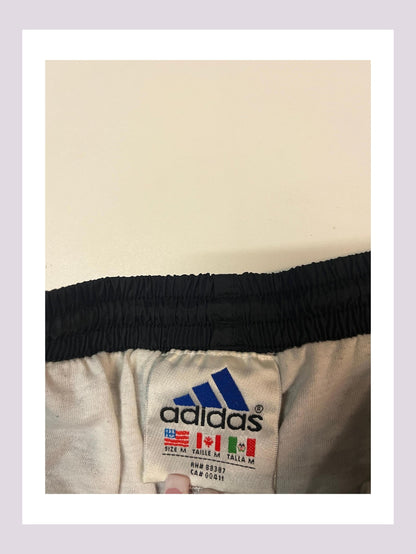 Entdecke unsere Vintage Track Pants von Nike und anderen Marken, erhältlich bei Valuxery.de - Dein Shop für trendige Vintage - Kleidung. Unsere Track Pants sind aus hochwertigen Materialien und