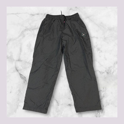Entdecke unsere Vintage Track Pants von Nike und anderen Marken, erhältlich bei Valuxery.de - Dein Shop für trendige Vintage - Kleidung. Unsere Track Pants sind aus hochwertigen Materialien und