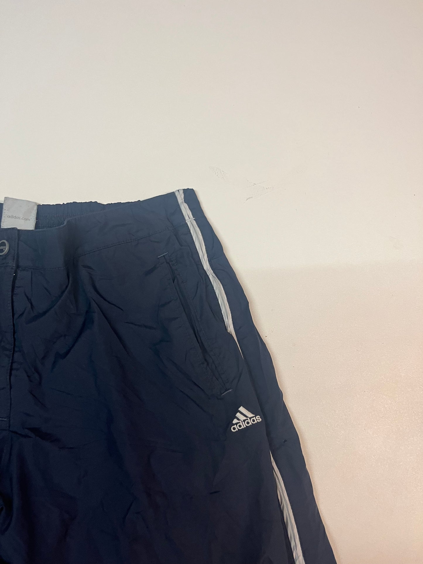 Entdecke unsere Vintage Track Pants von Nike und anderen Marken, erhältlich bei Valuxery.de - Dein Shop für trendige Vintage - Kleidung. Unsere Track Pants sind aus hochwertigen Materialien und