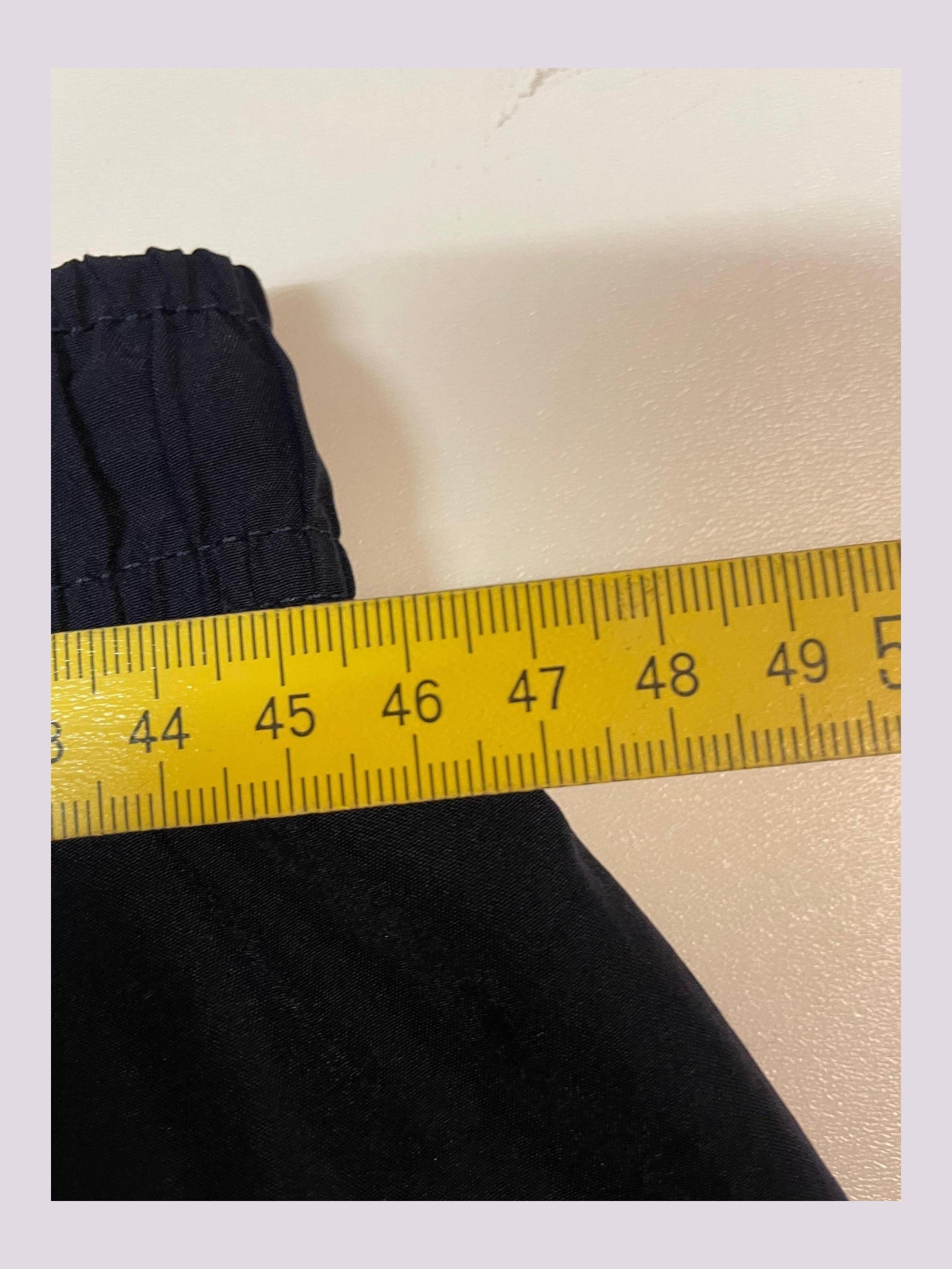 Entdecke unsere Vintage Track Pants von Nike und anderen Marken, erhältlich bei Valuxery.de - Dein Shop für trendige Vintage - Kleidung. Unsere Track Pants sind aus hochwertigen Materialien und