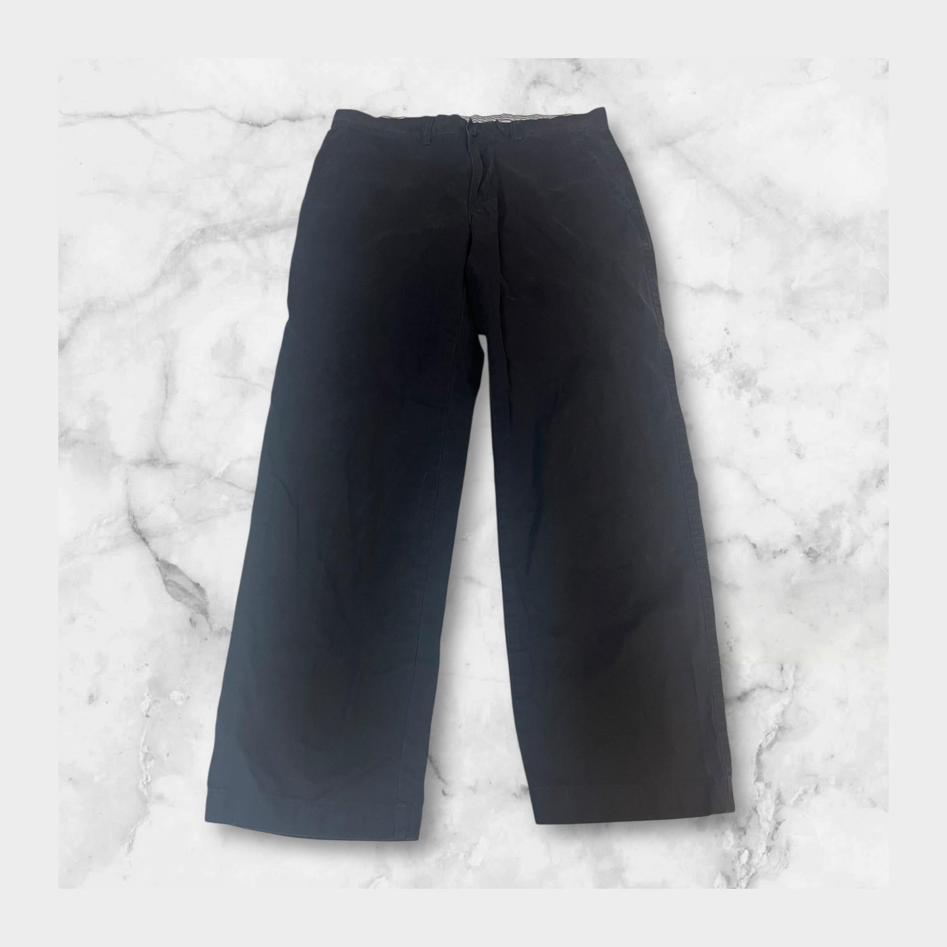 Entdecke unsere Vintage Track Pants von Nike und anderen Marken, erhältlich bei Valuxery.de - Dein Shop für trendige Vintage - Kleidung. Unsere Track Pants sind aus hochwertigen Materialien und