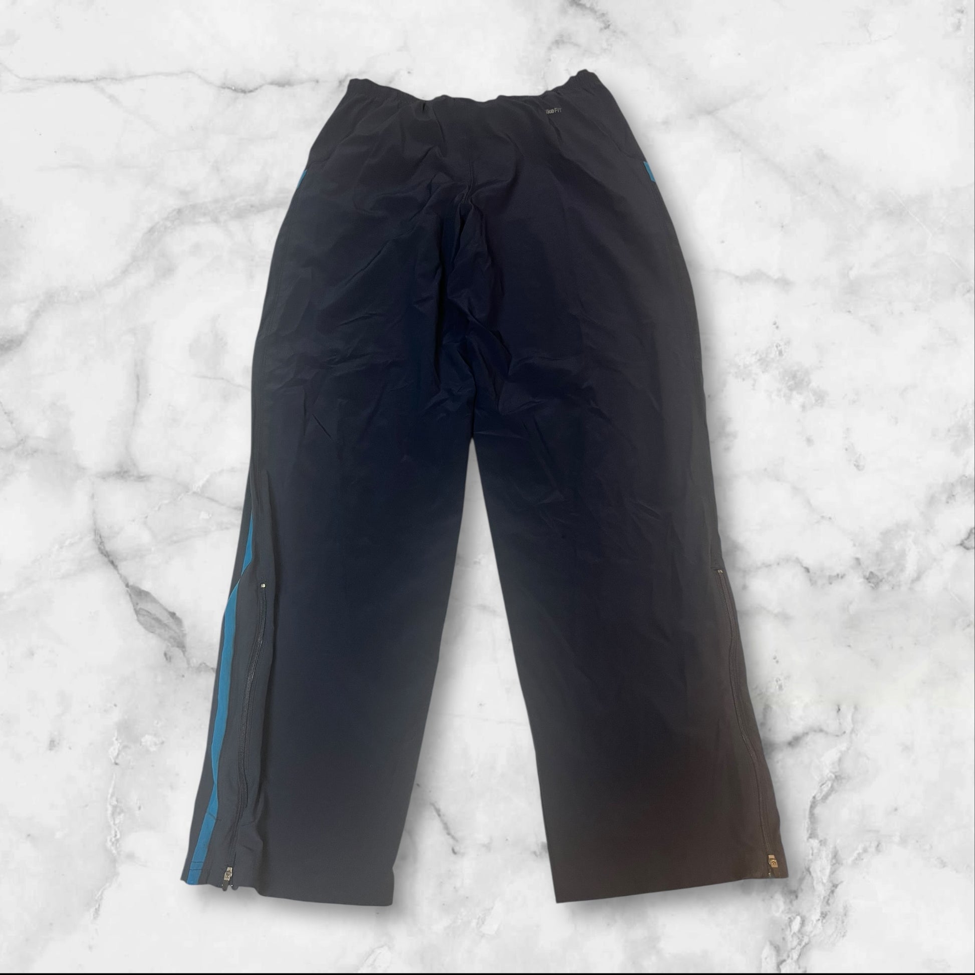 Entdecke unsere Vintage Track Pants von Nike und anderen Marken, erhältlich bei Valuxery.de - Dein Shop für trendige Vintage - Kleidung. Unsere Track Pants sind aus hochwertigen Materialien und