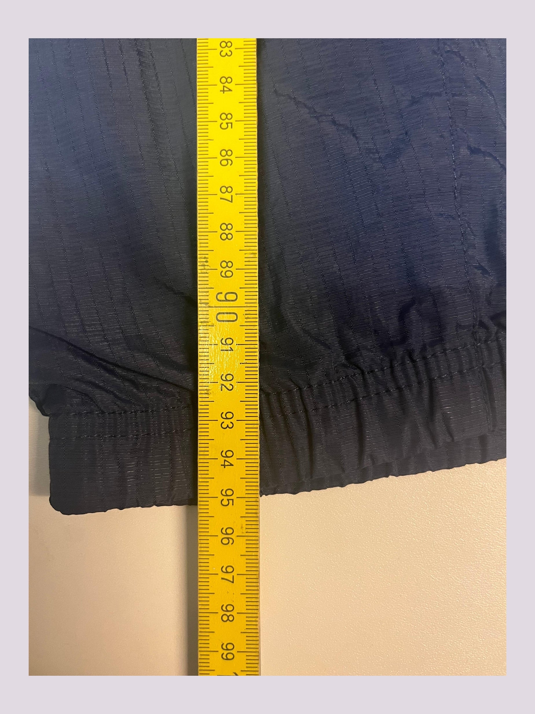 Entdecke unsere Vintage Track Pants von Nike und anderen Marken, erhältlich bei Valuxery.de - Dein Shop für trendige Vintage - Kleidung. Unsere Track Pants sind aus hochwertigen Materialien und