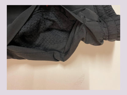 Entdecke unsere Vintage Track Pants von Nike und anderen Marken, erhältlich bei Valuxery.de - Dein Shop für trendige Vintage - Kleidung. Unsere Track Pants sind aus hochwertigen Materialien und