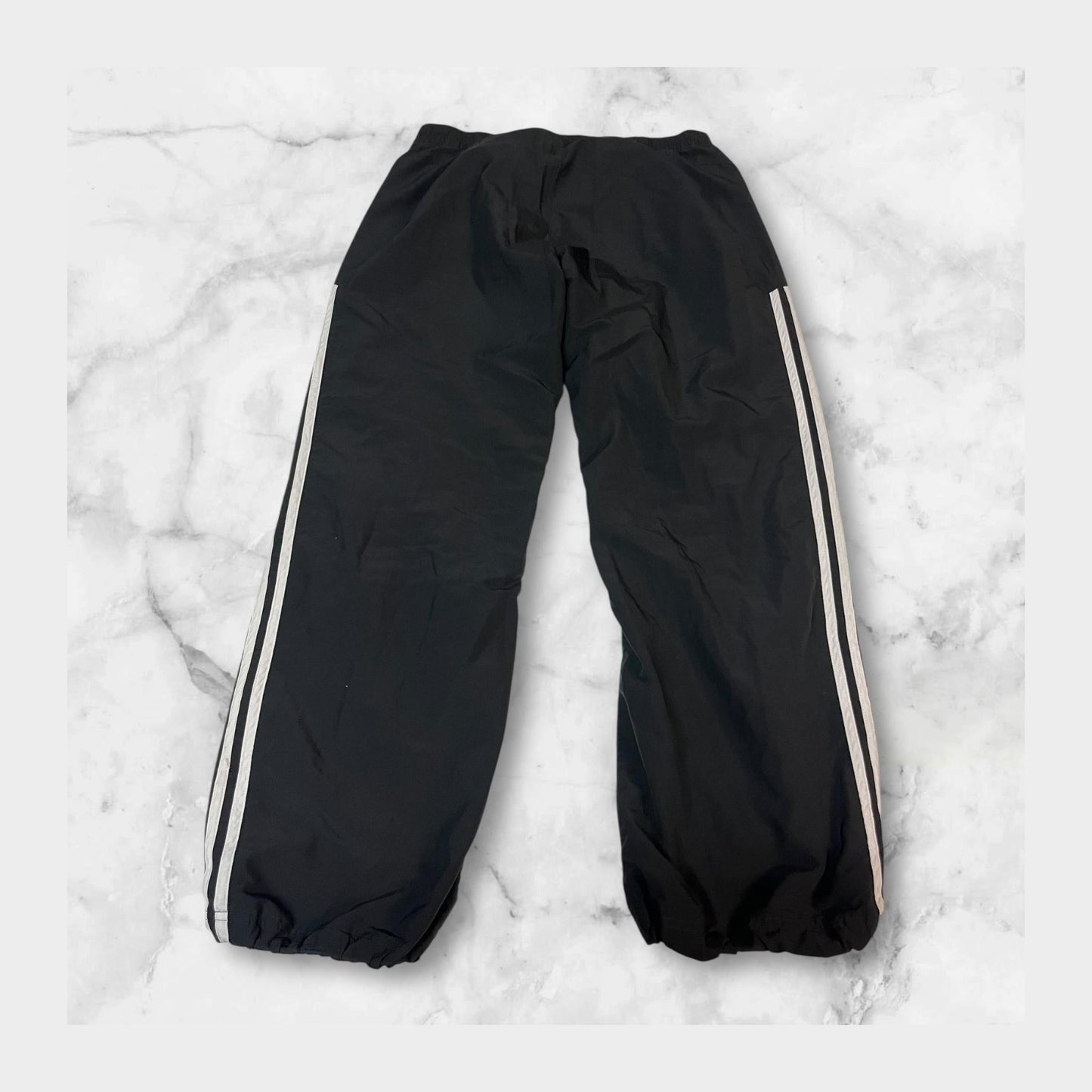 Entdecke unsere Vintage Track Pants von Nike und anderen Marken, erhältlich bei Valuxery.de - Dein Shop für trendige Vintage - Kleidung. Unsere Track Pants sind aus hochwertigen Materialien und