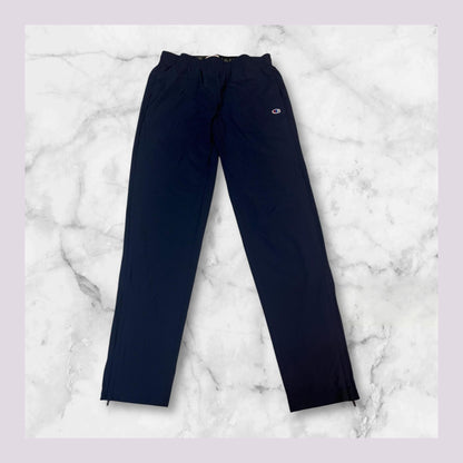 Entdecke unsere Vintage Track Pants von Nike und anderen Marken, erhältlich bei Valuxery.de - Dein Shop für trendige Vintage - Kleidung. Unsere Track Pants sind aus hochwertigen Materialien und