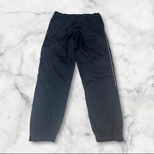 Entdecke unsere Vintage Track Pants von Nike und anderen Marken, erhältlich bei Valuxery.de - Dein Shop für trendige Vintage - Kleidung. Unsere Track Pants sind aus hochwertigen Materialien und