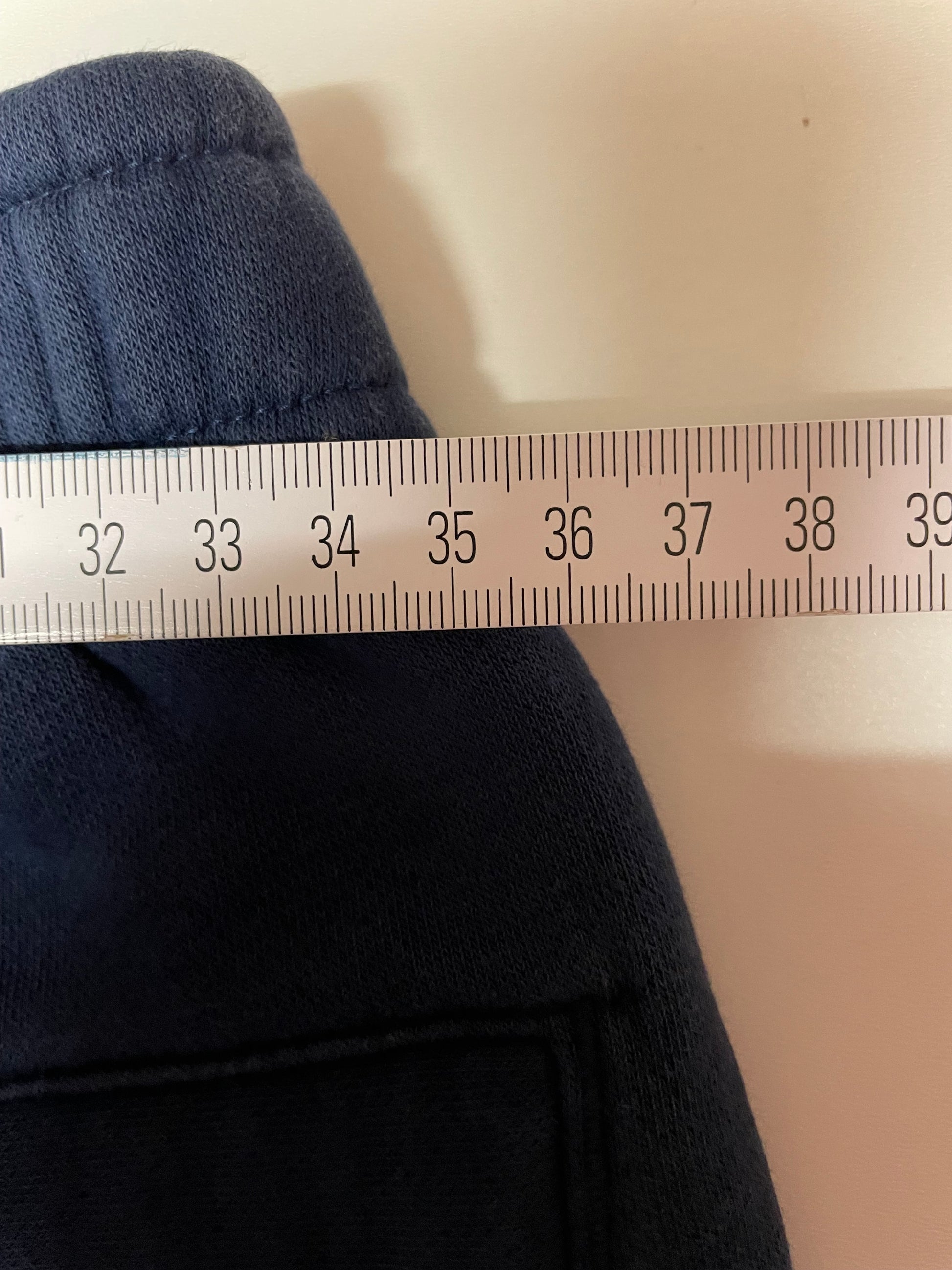 Entdecke unsere Vintage Track Pants von Nike und anderen Marken, erhältlich bei Valuxery.de - Dein Shop für trendige Vintage - Kleidung. Unsere Track Pants sind aus hochwertigen Materialien und