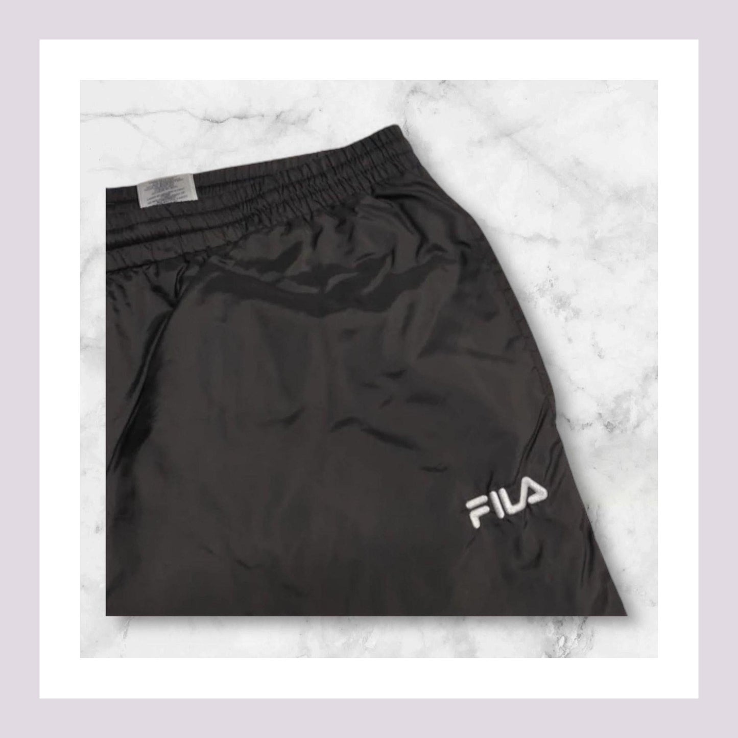 Entdecke unsere Vintage Track Pants von Nike und anderen Marken, erhältlich bei Valuxery.de - Dein Shop für trendige Vintage - Kleidung. Unsere Track Pants sind aus hochwertigen Materialien und