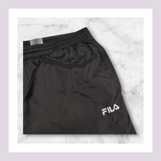 Entdecke unsere Vintage Track Pants von Nike und anderen Marken, erhältlich bei Valuxery.de - Dein Shop für trendige Vintage - Kleidung. Unsere Track Pants sind aus hochwertigen Materialien und