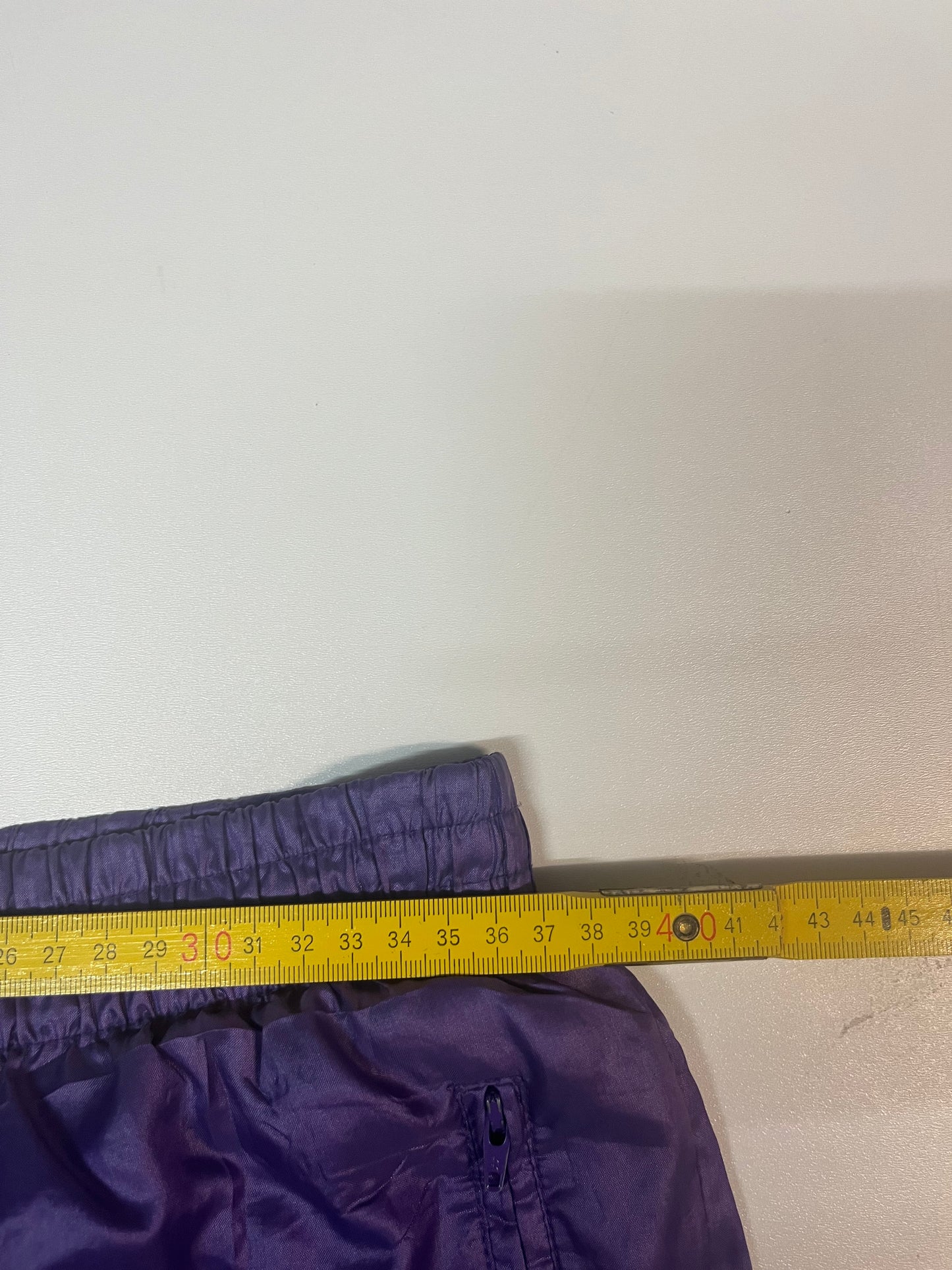 Entdecke unsere Vintage Track Pants von Nike und anderen Marken, erhältlich bei Valuxery.de - Dein Shop für trendige Vintage - Kleidung. Unsere Track Pants sind aus hochwertigen Materialien und