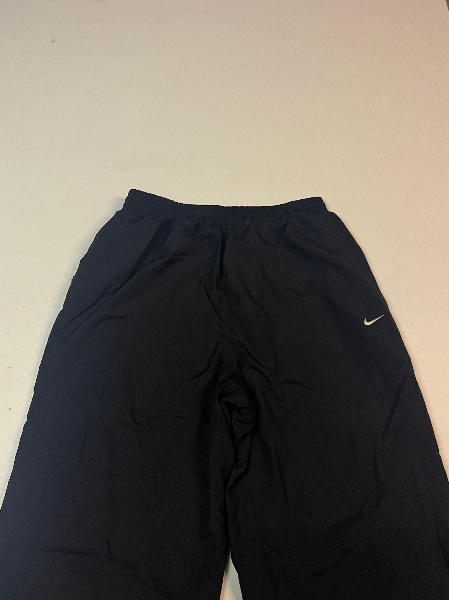 Entdecke unsere Vintage Track Pants von Nike und anderen Marken, erhältlich bei Valuxery.de - Dein Shop für trendige Vintage - Kleidung. Unsere Track Pants sind aus hochwertigen Materialien und