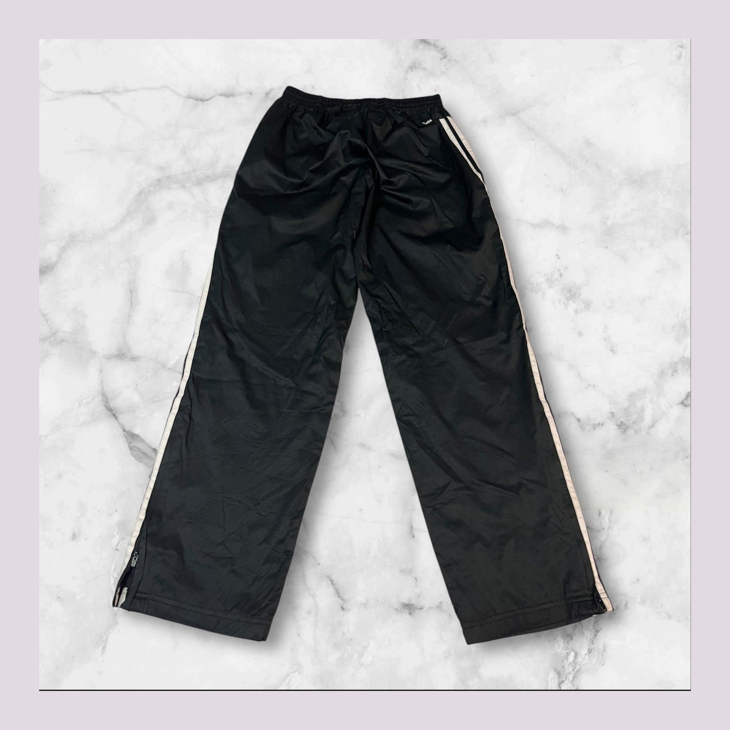 Entdecke unsere Vintage Track Pants von Nike und anderen Marken, erhältlich bei Valuxery.de - Dein Shop für trendige Vintage - Kleidung. Unsere Track Pants sind aus hochwertigen Materialien und