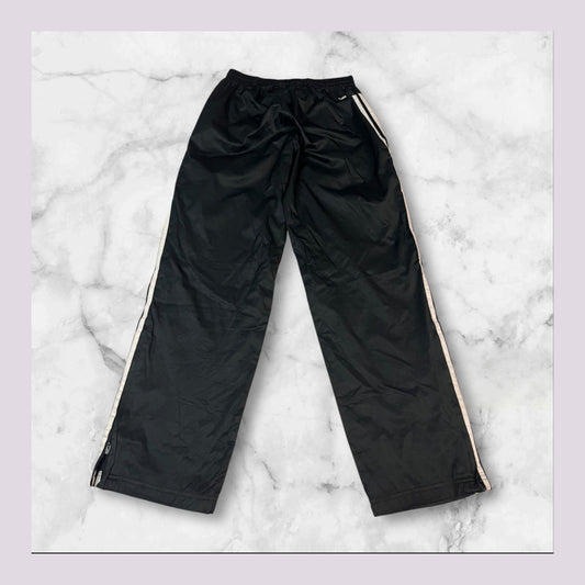 Entdecke unsere Vintage Track Pants von Nike und anderen Marken, erhältlich bei Valuxery.de - Dein Shop für trendige Vintage - Kleidung. Unsere Track Pants sind aus hochwertigen Materialien und