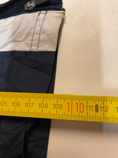 Entdecke unsere Vintage Track Pants von Nike und anderen Marken, erhältlich bei Valuxery.de - Dein Shop für trendige Vintage - Kleidung. Unsere Track Pants sind aus hochwertigen Materialien und