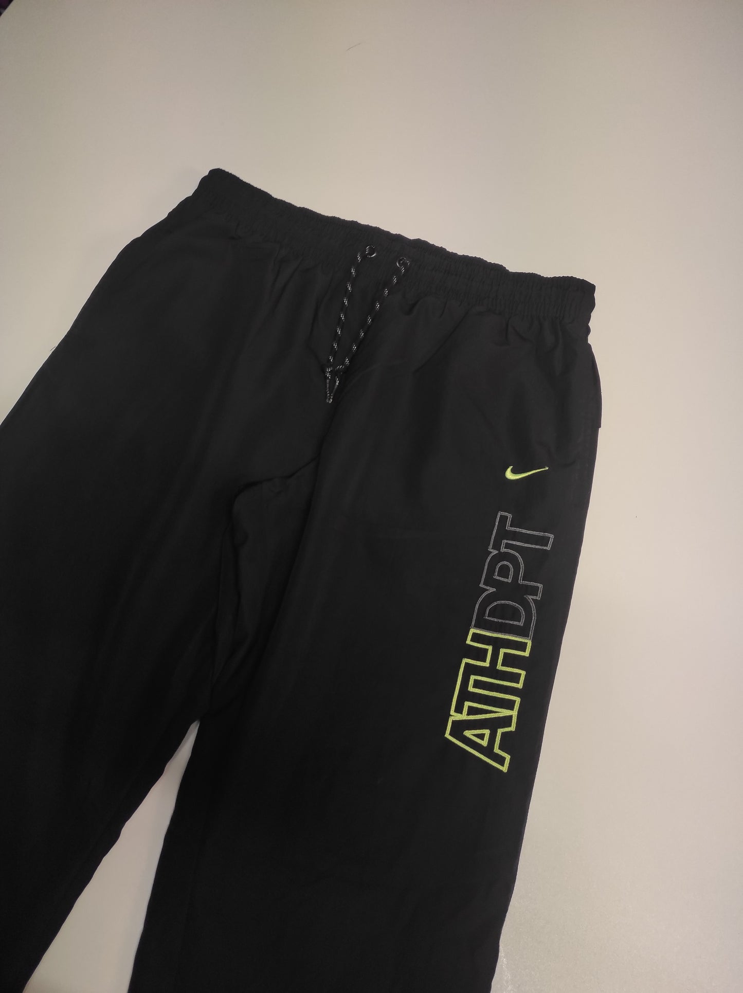 Entdecke unsere Vintage Track Pants von Nike und anderen Marken, erhältlich bei Valuxery.de - Dein Shop für trendige Vintage - Kleidung. Unsere Track Pants sind aus hochwertigen Materialien und