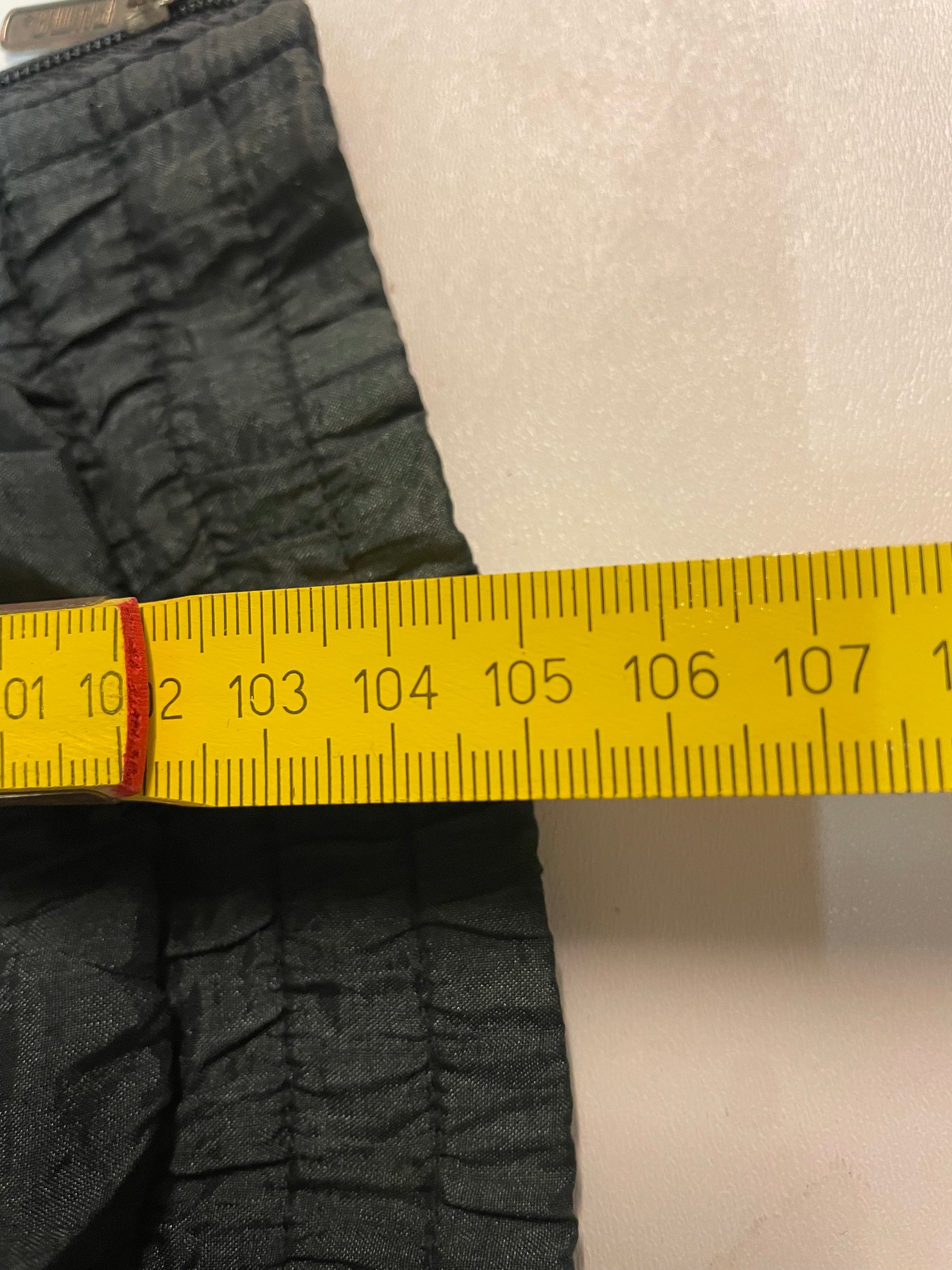 Entdecke unsere Vintage Track Pants von Nike und anderen Marken, erhältlich bei Valuxery.de - Dein Shop für trendige Vintage - Kleidung. Unsere Track Pants sind aus hochwertigen Materialien und