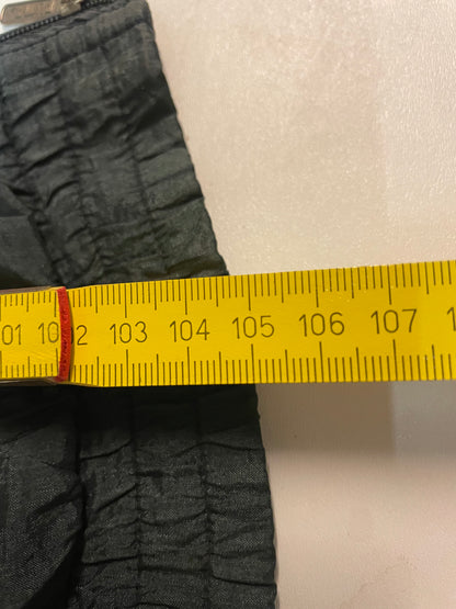 Entdecke unsere Vintage Track Pants von Nike und anderen Marken, erhältlich bei Valuxery.de - Dein Shop für trendige Vintage - Kleidung. Unsere Track Pants sind aus hochwertigen Materialien und