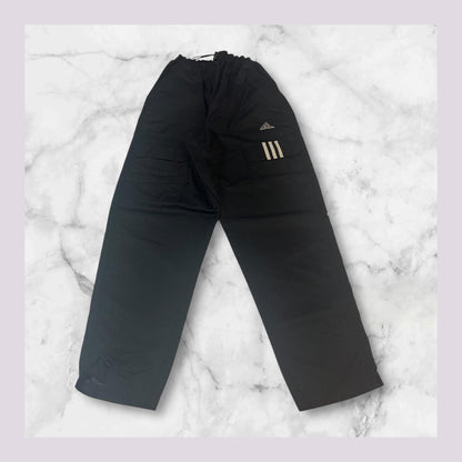 Entdecke unsere Vintage Track Pants von Nike und anderen Marken, erhältlich bei Valuxery.de - Dein Shop für trendige Vintage - Kleidung. Unsere Track Pants sind aus hochwertigen Materialien und