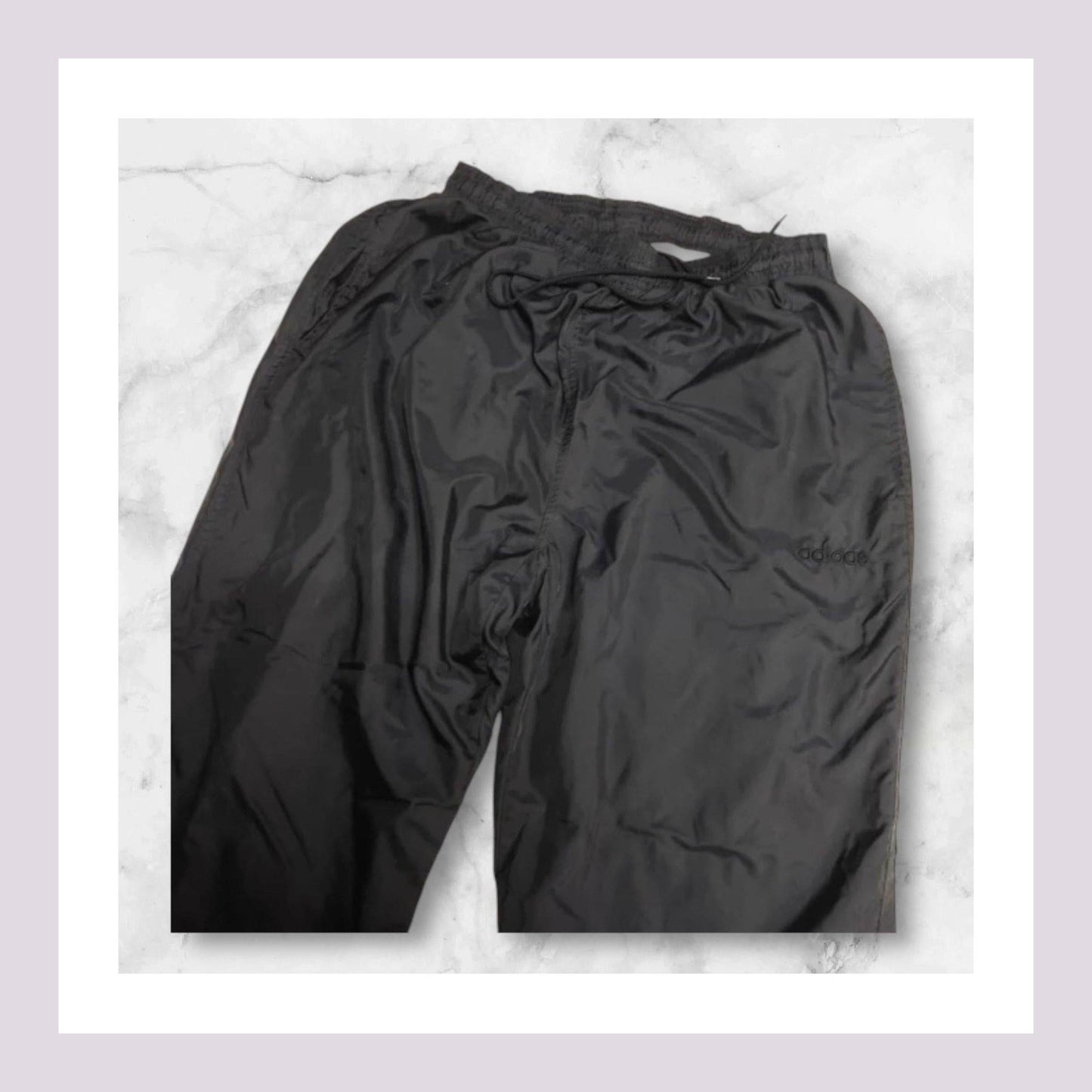 Entdecke unsere Vintage Track Pants von Nike und anderen Marken, erhältlich bei Valuxery.de - Dein Shop für trendige Vintage - Kleidung. Unsere Track Pants sind aus hochwertigen Materialien und