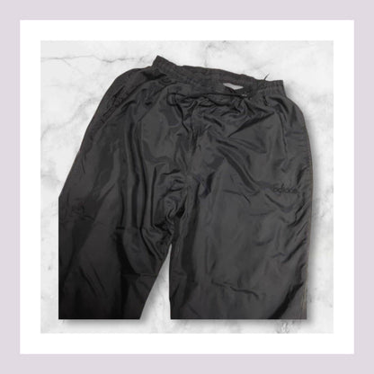 Entdecke unsere Vintage Track Pants von Nike und anderen Marken, erhältlich bei Valuxery.de - Dein Shop für trendige Vintage - Kleidung. Unsere Track Pants sind aus hochwertigen Materialien und