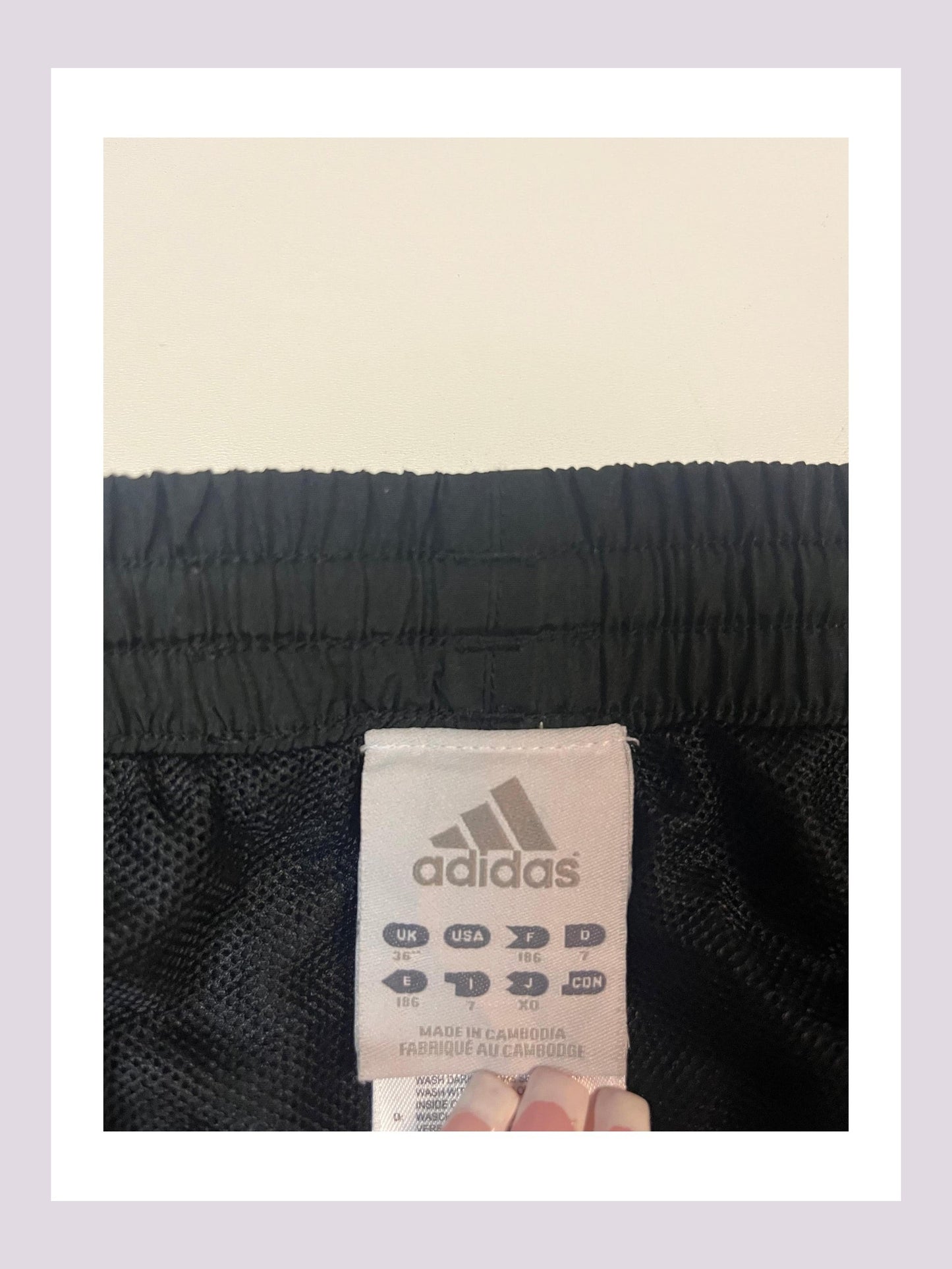 Entdecke unsere Vintage Track Pants von Nike und anderen Marken, erhältlich bei Valuxery.de - Dein Shop für trendige Vintage - Kleidung. Unsere Track Pants sind aus hochwertigen Materialien und