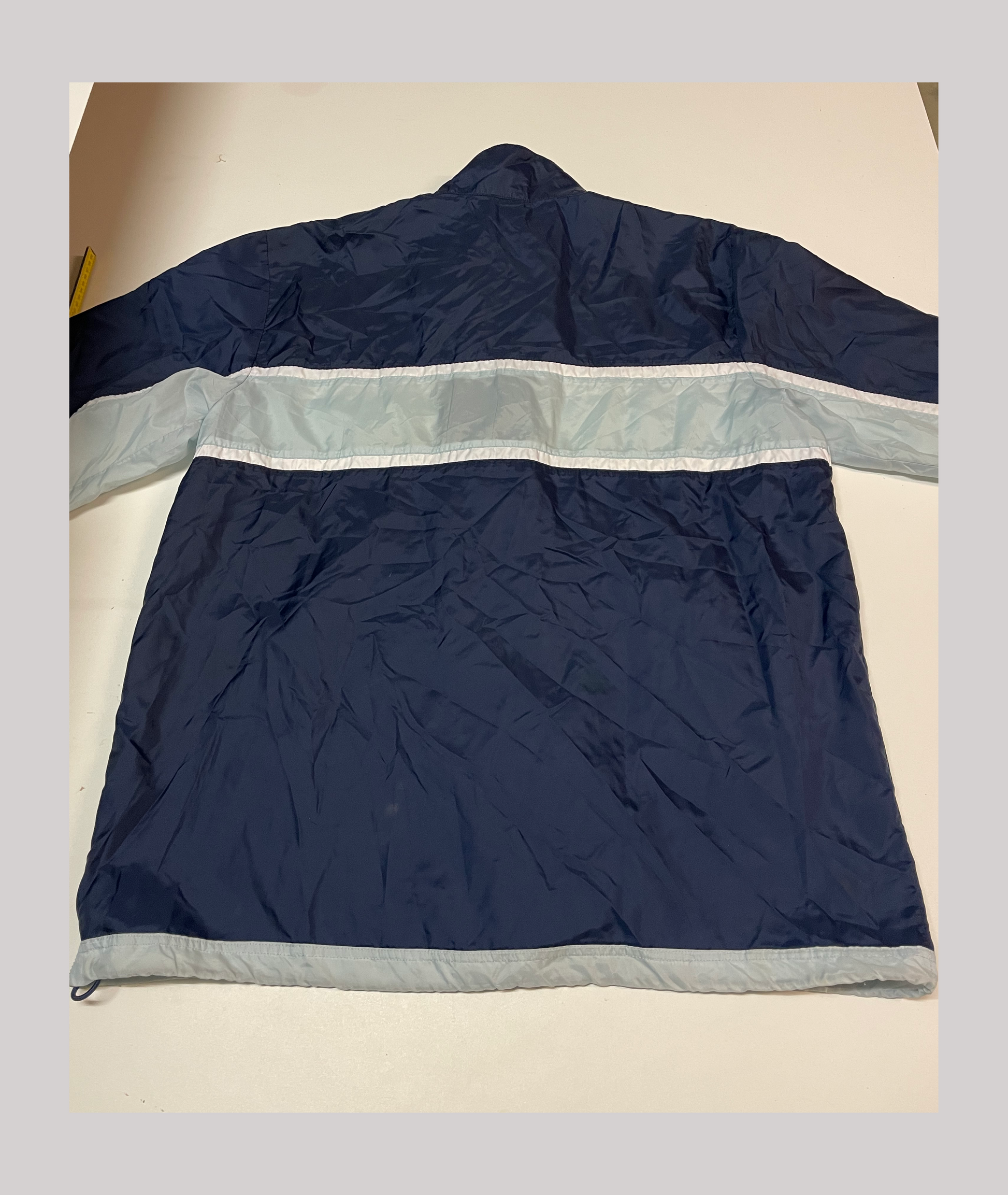 Entdecke unsere Vintage Track Pants von Nike und anderen Marken, erhältlich bei Valuxery.de - Dein Shop für trendige Vintage - Kleidung. Unsere Track Pants sind aus hochwertigen Materialien und