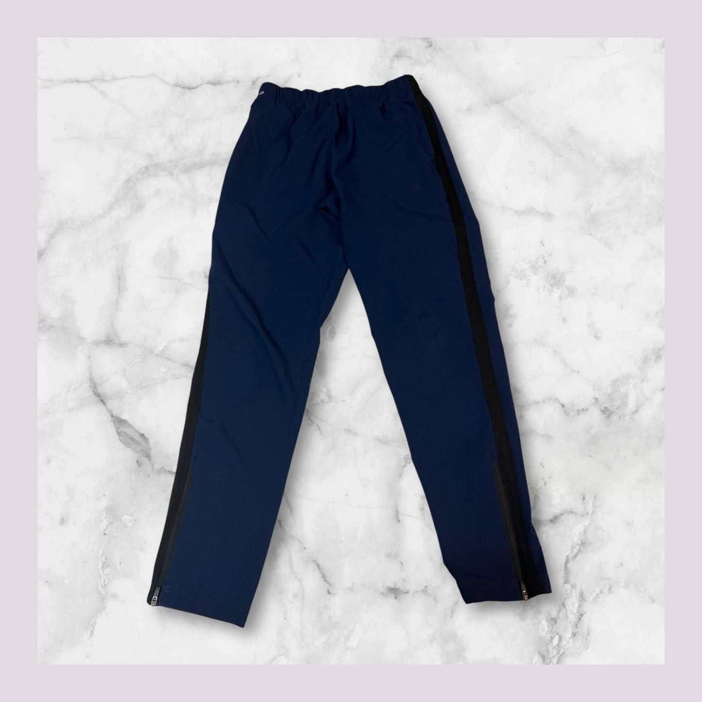 Entdecke unsere Vintage Track Pants von Nike und anderen Marken, erhältlich bei Valuxery.de - Dein Shop für trendige Vintage - Kleidung. Unsere Track Pants sind aus hochwertigen Materialien und