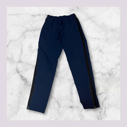 Entdecke unsere Vintage Track Pants von Nike und anderen Marken, erhältlich bei Valuxery.de - Dein Shop für trendige Vintage - Kleidung. Unsere Track Pants sind aus hochwertigen Materialien und