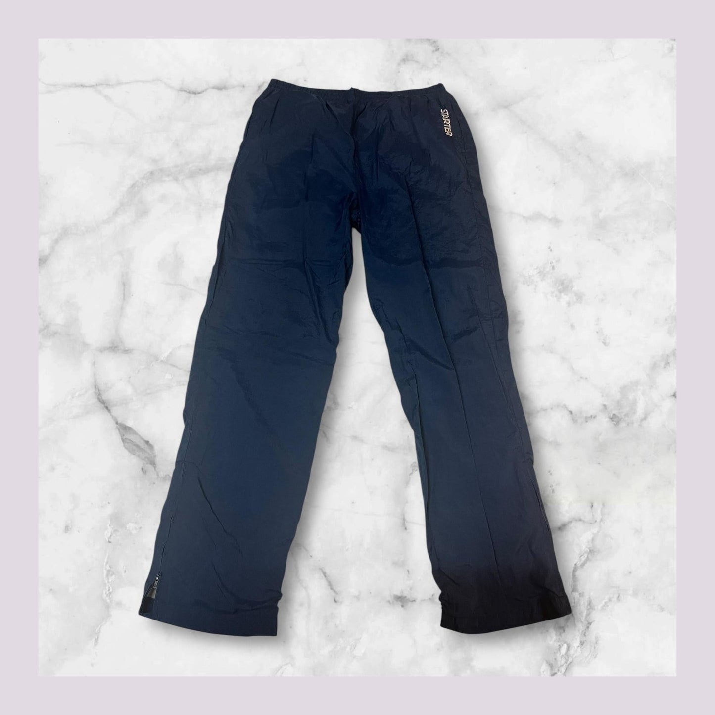 Entdecke unsere Vintage Track Pants von Nike und anderen Marken, erhältlich bei Valuxery.de - Dein Shop für trendige Vintage - Kleidung. Unsere Track Pants sind aus hochwertigen Materialien und