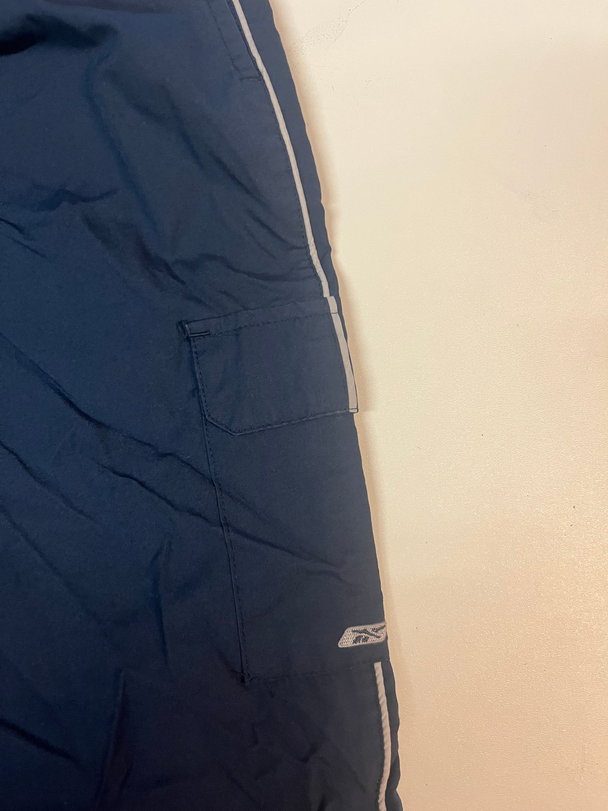 Entdecke unsere Vintage Track Pants von Nike und anderen Marken, erhältlich bei Valuxery.de - Dein Shop für trendige Vintage - Kleidung. Unsere Track Pants sind aus hochwertigen Materialien und