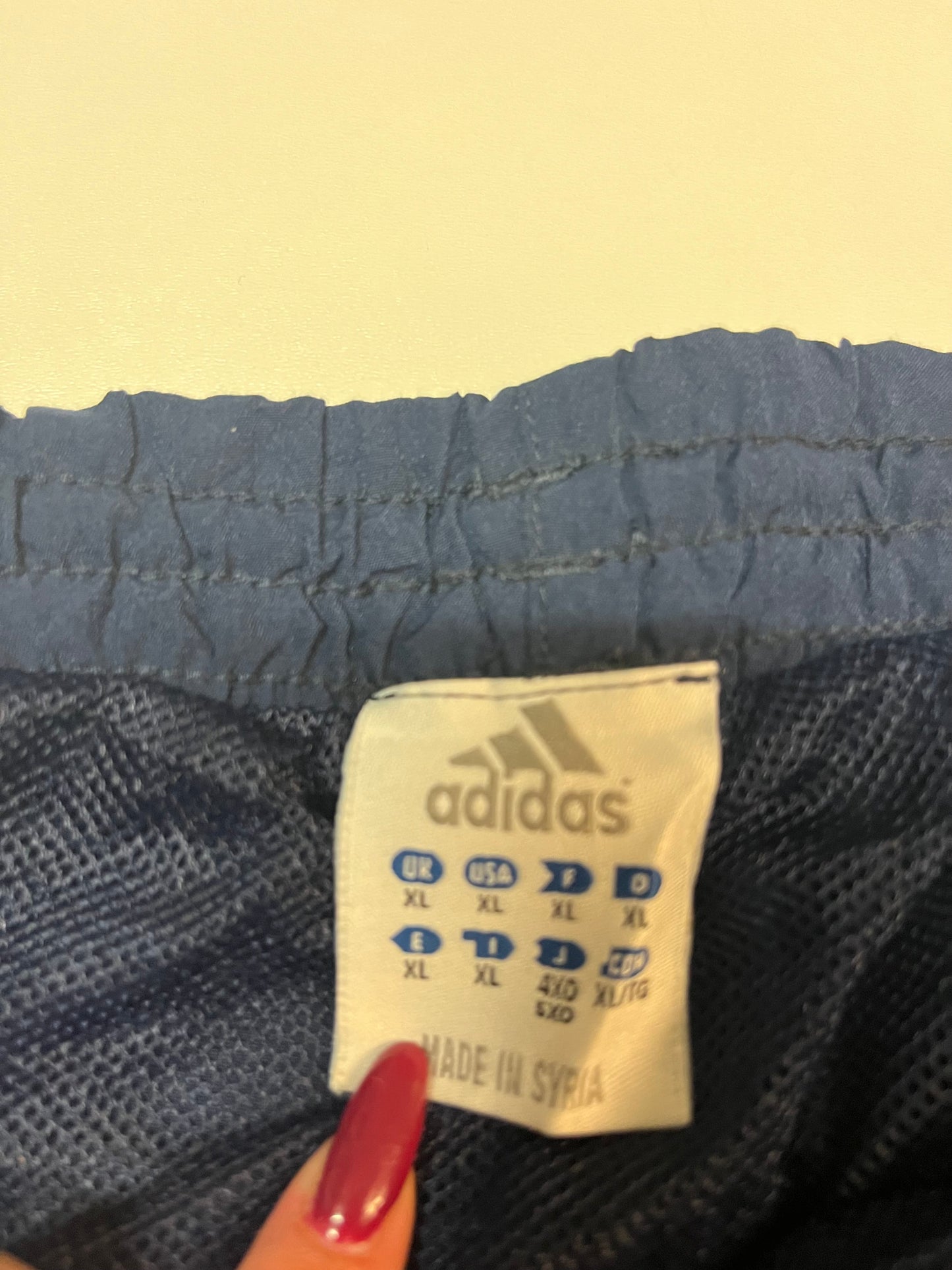 Entdecke unsere Vintage Track Pants von Nike und anderen Marken, erhältlich bei Valuxery.de - Dein Shop für trendige Vintage - Kleidung. Unsere Track Pants sind aus hochwertigen Materialien und