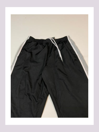 Entdecke unsere Vintage Track Pants von Nike und anderen Marken, erhältlich bei Valuxery.de - Dein Shop für trendige Vintage - Kleidung. Unsere Track Pants sind aus hochwertigen Materialien und