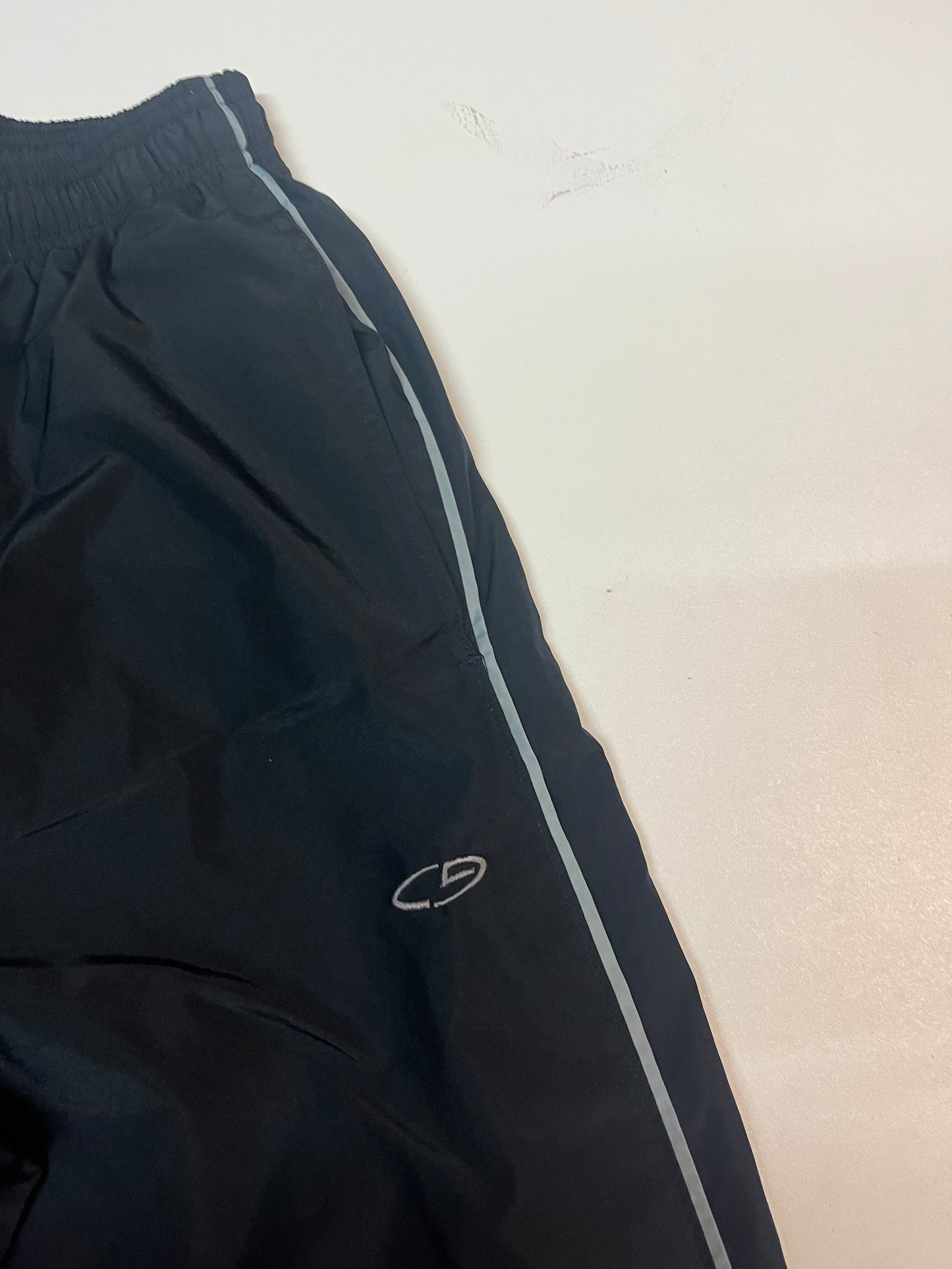 Entdecke unsere Vintage Track Pants von Nike und anderen Marken, erhältlich bei Valuxery.de - Dein Shop für trendige Vintage - Kleidung. Unsere Track Pants sind aus hochwertigen Materialien und