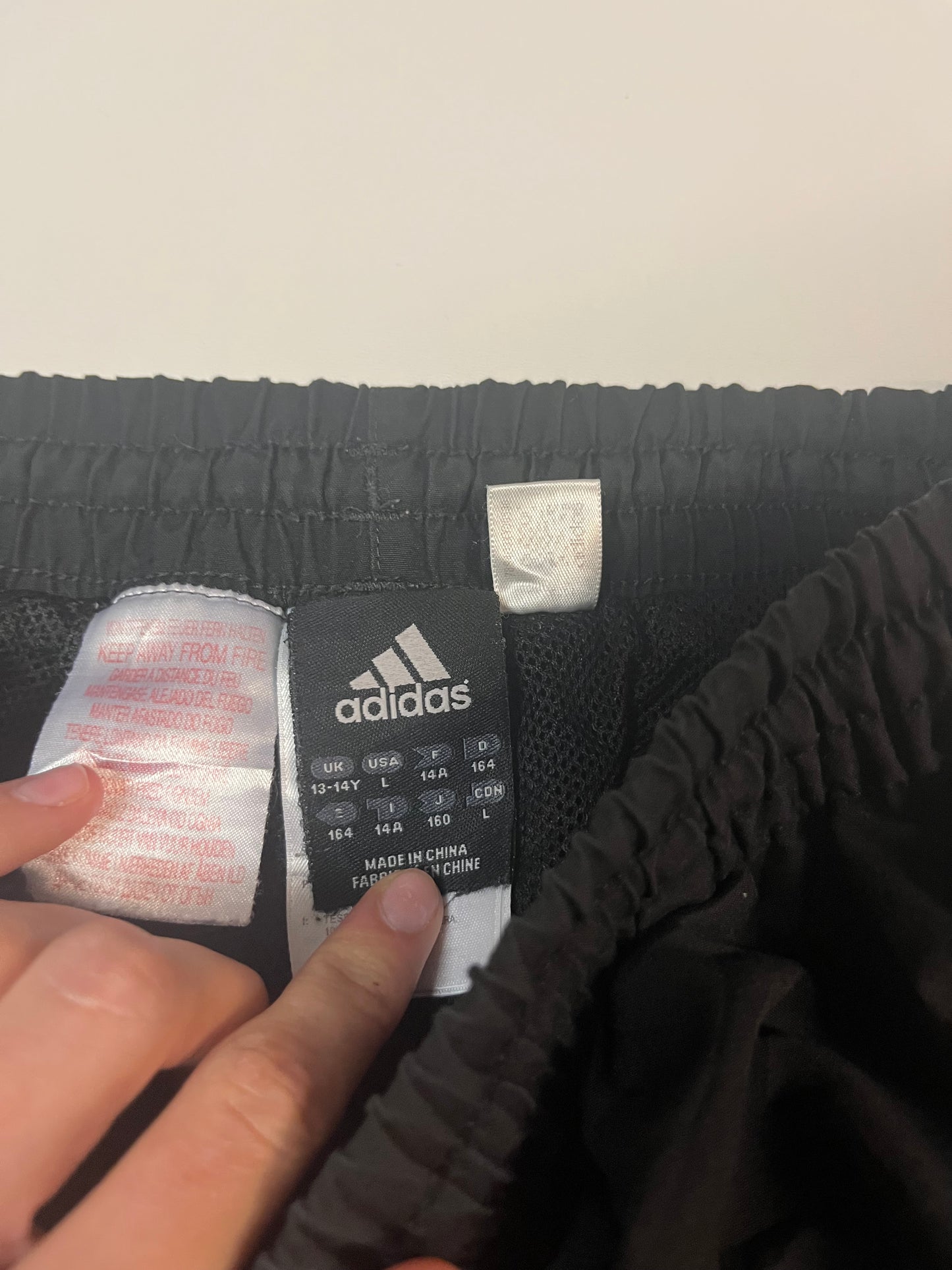 Entdecke unsere Vintage Track Pants von Nike und anderen Marken, erhältlich bei Valuxery.de - Dein Shop für trendige Vintage - Kleidung. Unsere Track Pants sind aus hochwertigen Materialien und