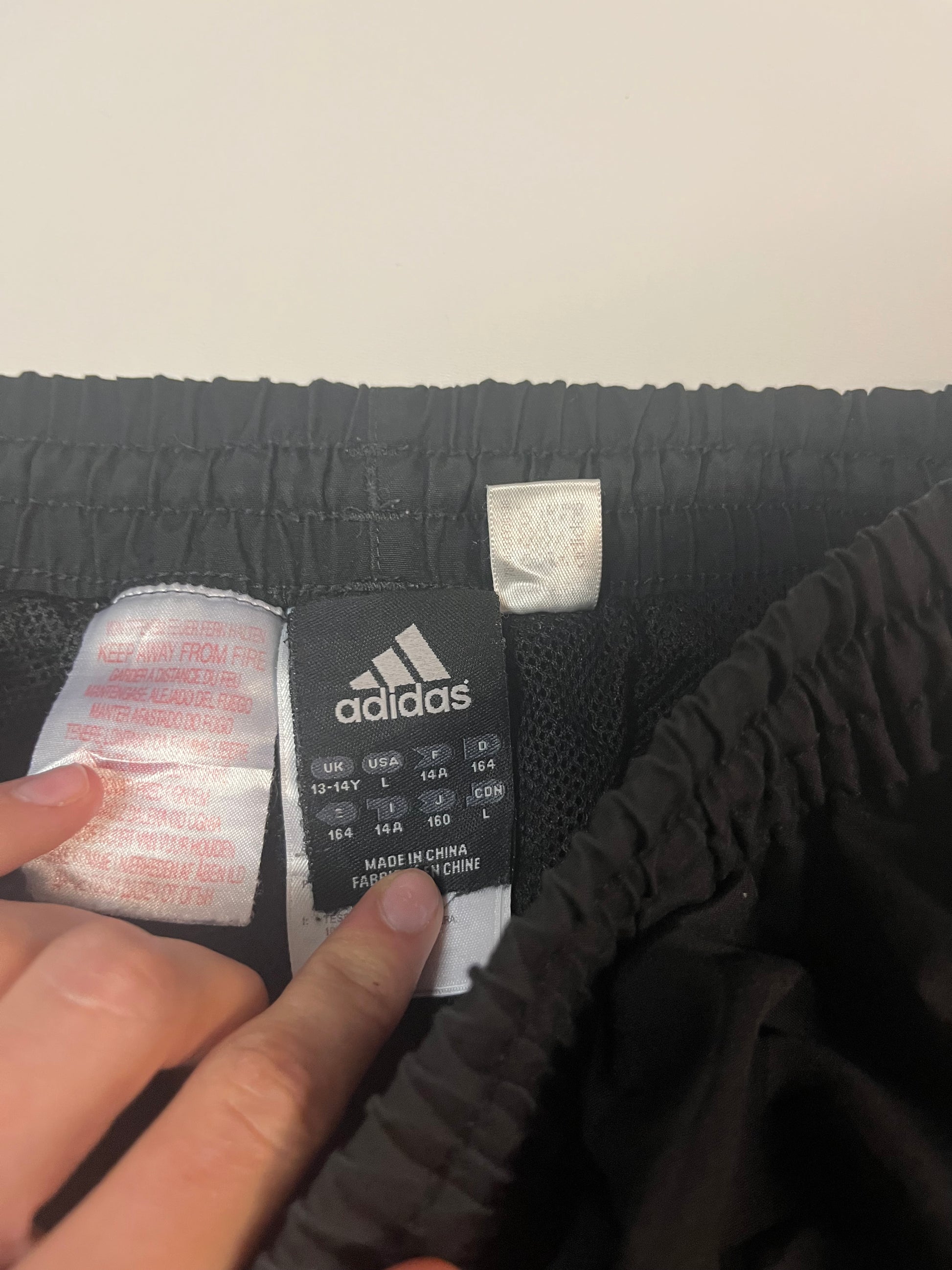 Entdecke unsere Vintage Track Pants von Nike und anderen Marken, erhältlich bei Valuxery.de - Dein Shop für trendige Vintage - Kleidung. Unsere Track Pants sind aus hochwertigen Materialien und