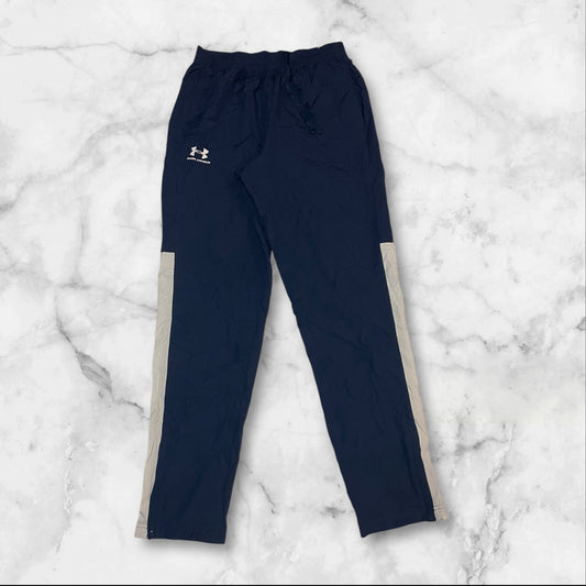 Entdecke unsere Vintage Track Pants von Nike und anderen Marken, erhältlich bei Valuxery.de - Dein Shop für trendige Vintage - Kleidung. Unsere Track Pants sind aus hochwertigen Materialien und