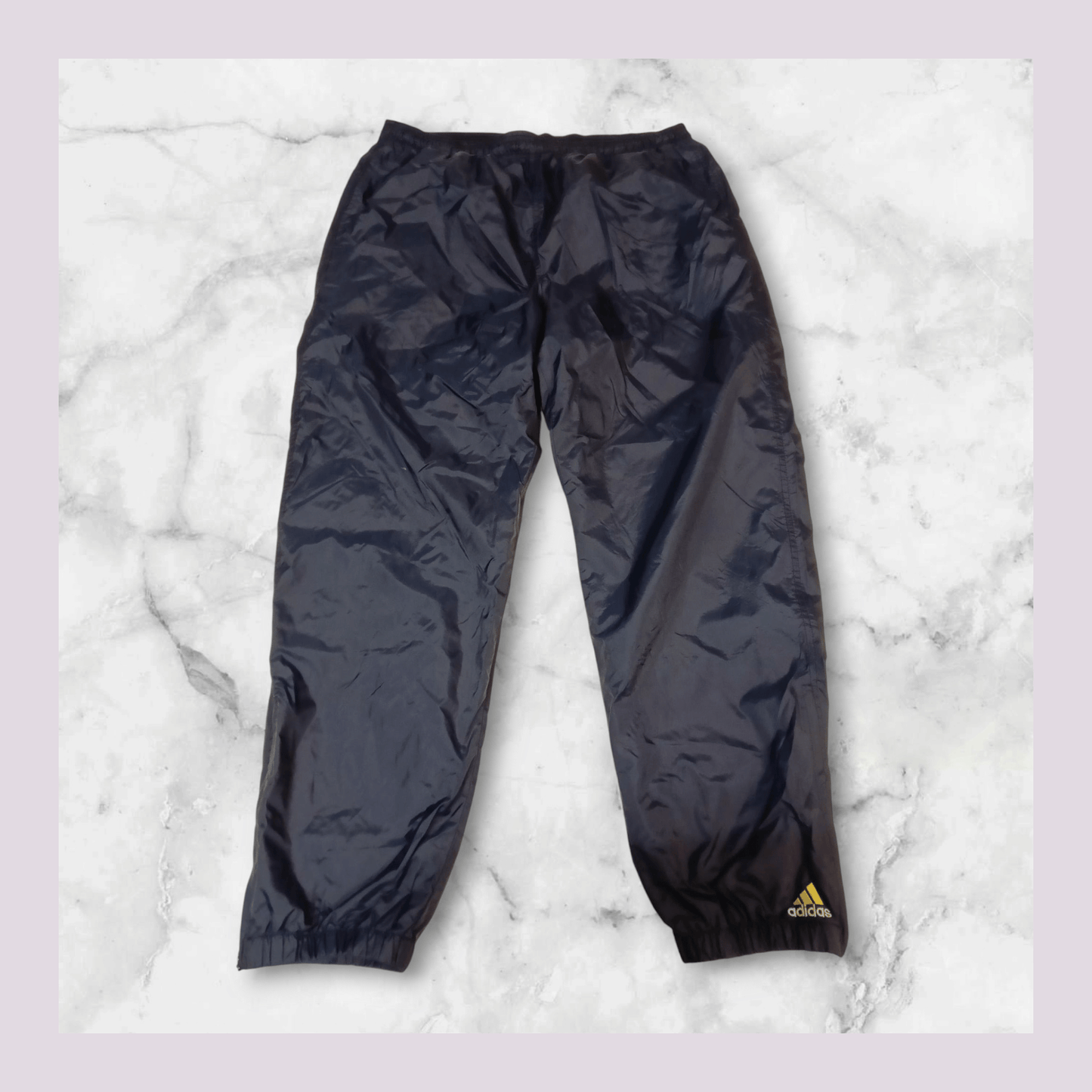 Entdecke unsere Vintage Track Pants von Nike und anderen Marken, erhältlich bei Valuxery.de - Dein Shop für trendige Vintage - Kleidung. Unsere Track Pants sind aus hochwertigen Materialien und