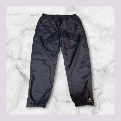 Entdecke unsere Vintage Track Pants von Nike und anderen Marken, erhältlich bei Valuxery.de - Dein Shop für trendige Vintage - Kleidung. Unsere Track Pants sind aus hochwertigen Materialien und