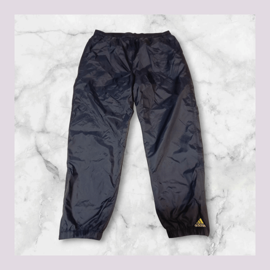 Entdecke unsere Vintage Track Pants von Nike und anderen Marken, erhältlich bei Valuxery.de - Dein Shop für trendige Vintage - Kleidung. Unsere Track Pants sind aus hochwertigen Materialien und