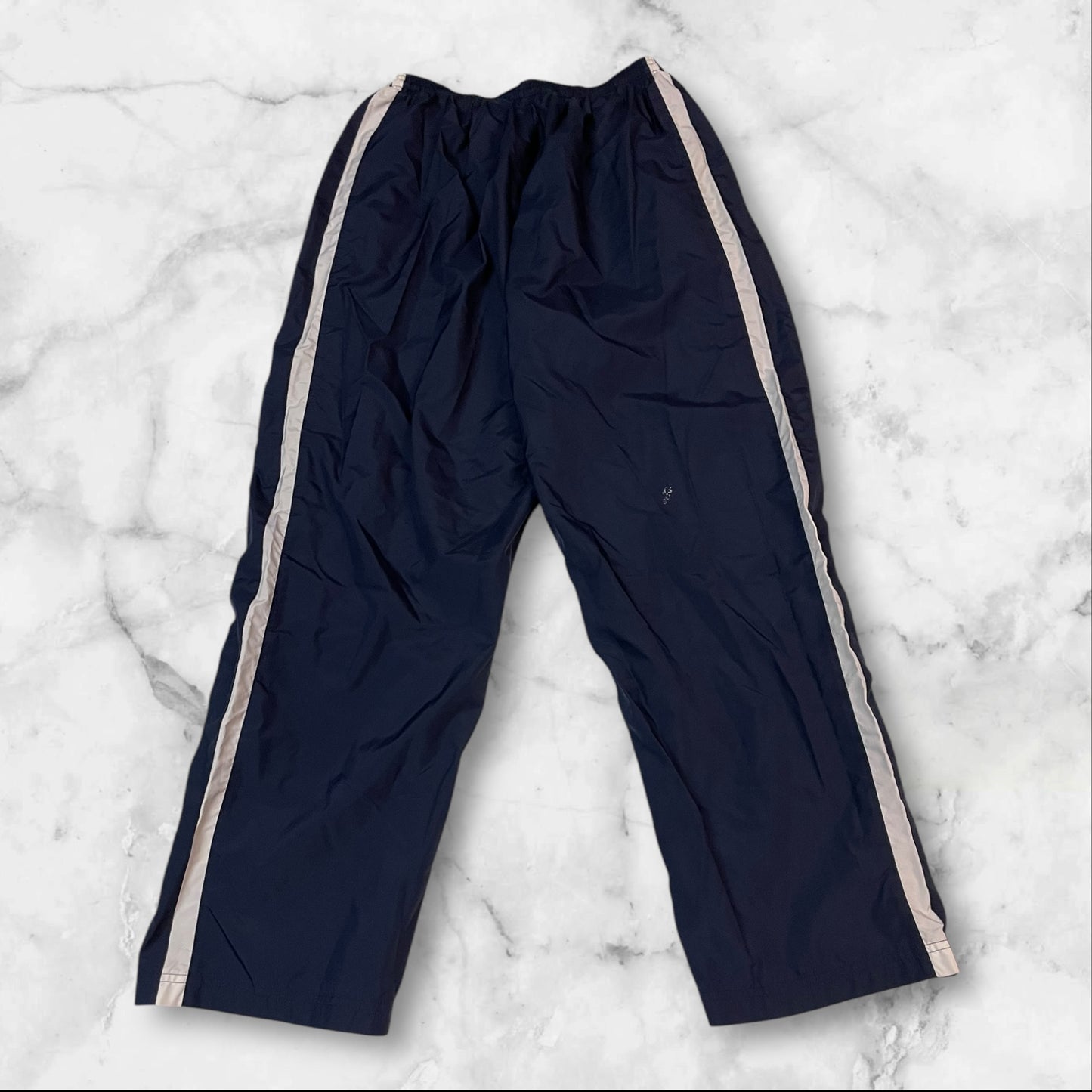 Entdecke unsere Vintage Track Pants von Nike und anderen Marken, erhältlich bei Valuxery.de - Dein Shop für trendige Vintage - Kleidung. Unsere Track Pants sind aus hochwertigen Materialien und