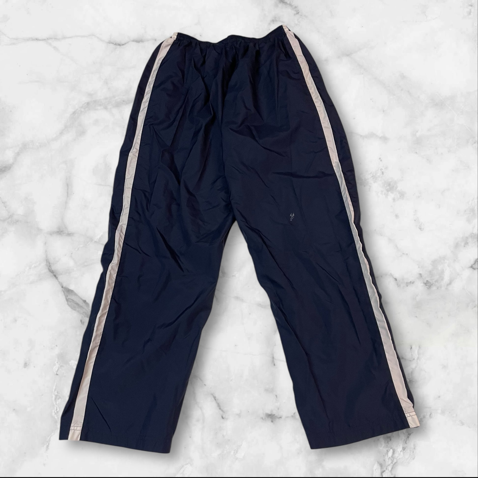 Entdecke unsere Vintage Track Pants von Nike und anderen Marken, erhältlich bei Valuxery.de - Dein Shop für trendige Vintage - Kleidung. Unsere Track Pants sind aus hochwertigen Materialien und
